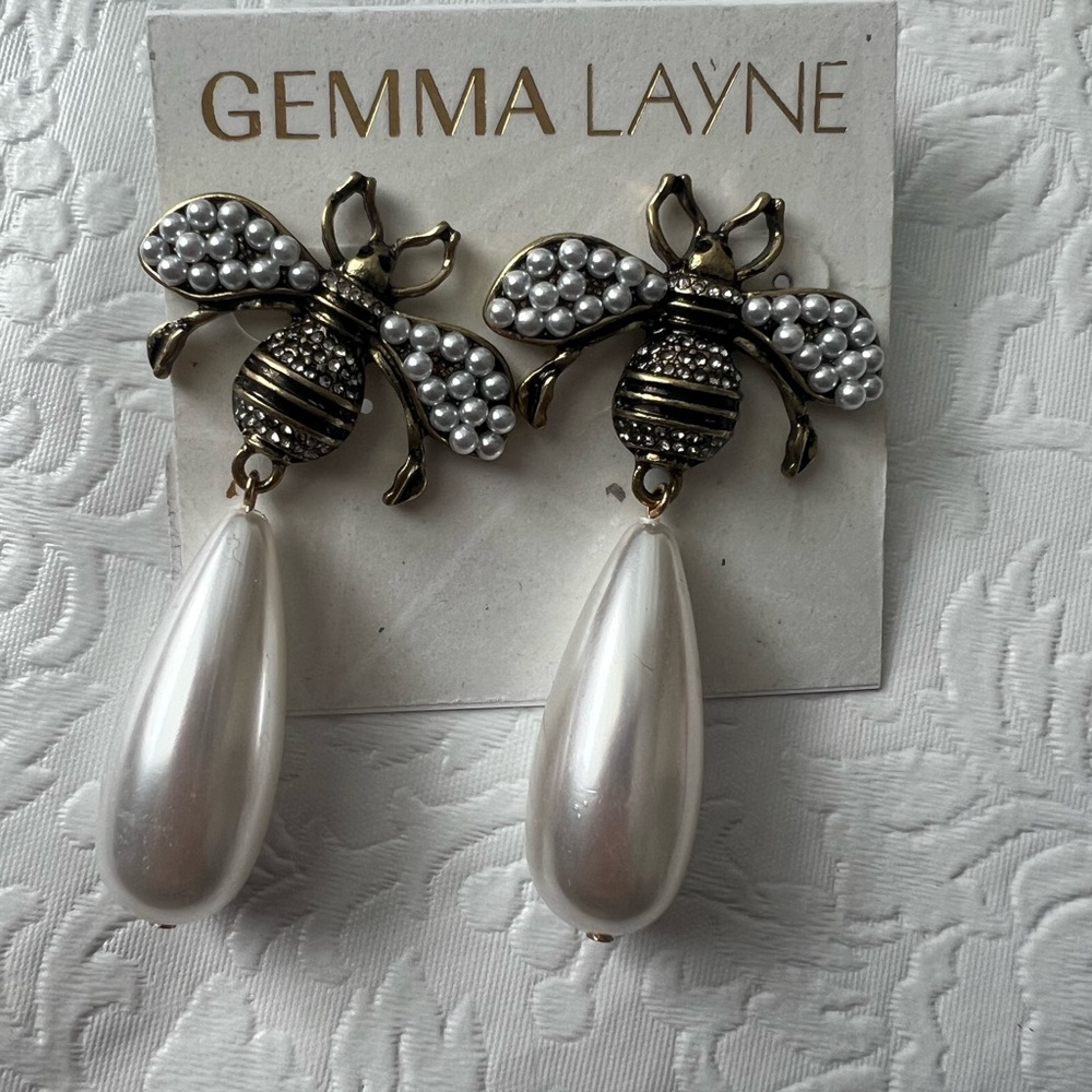 Gemma Layne l Pearl Drop Bee Earrings